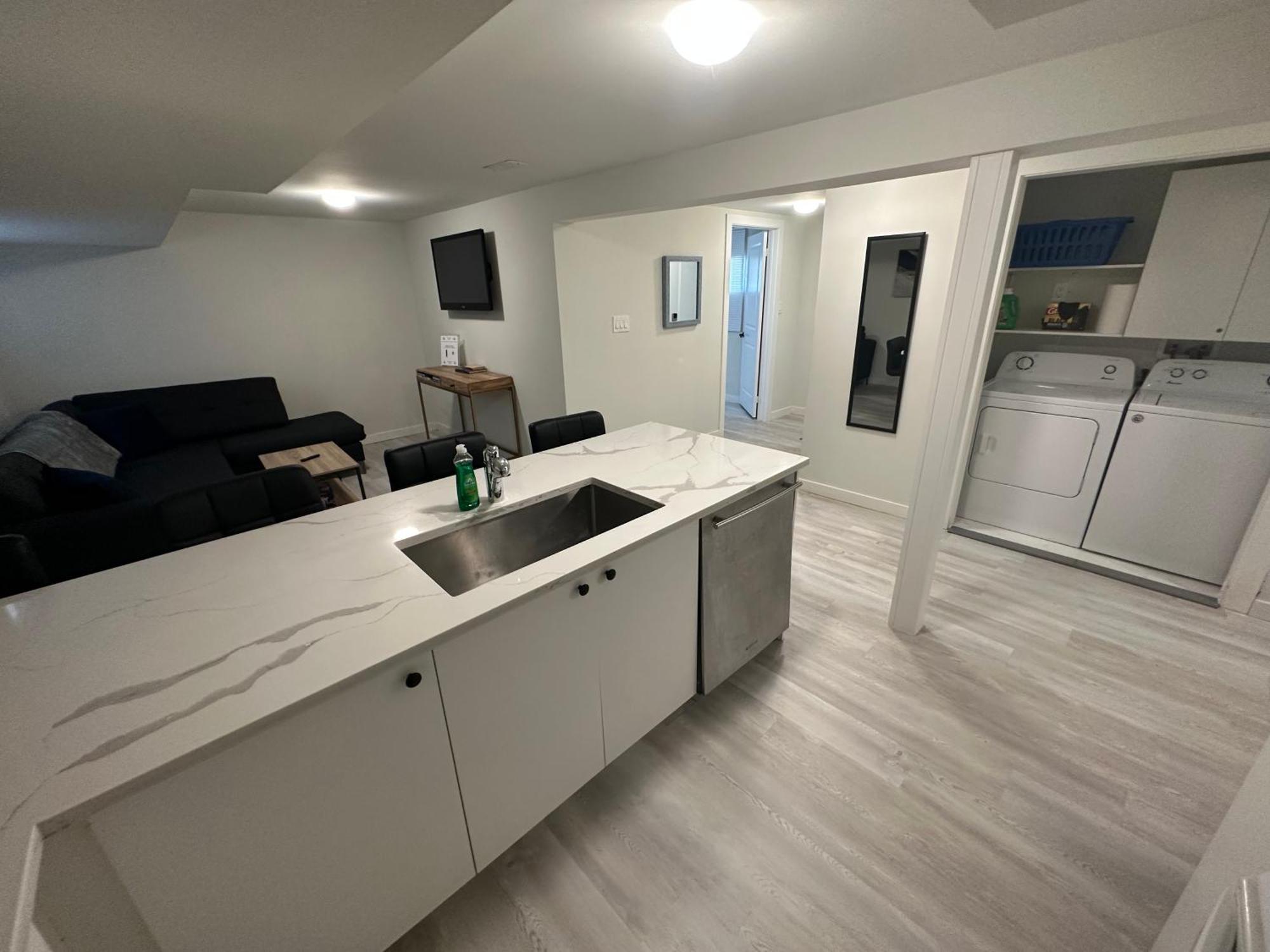 Comfy 2 Bedroom Near The Beach! Пикъринг Екстериор снимка