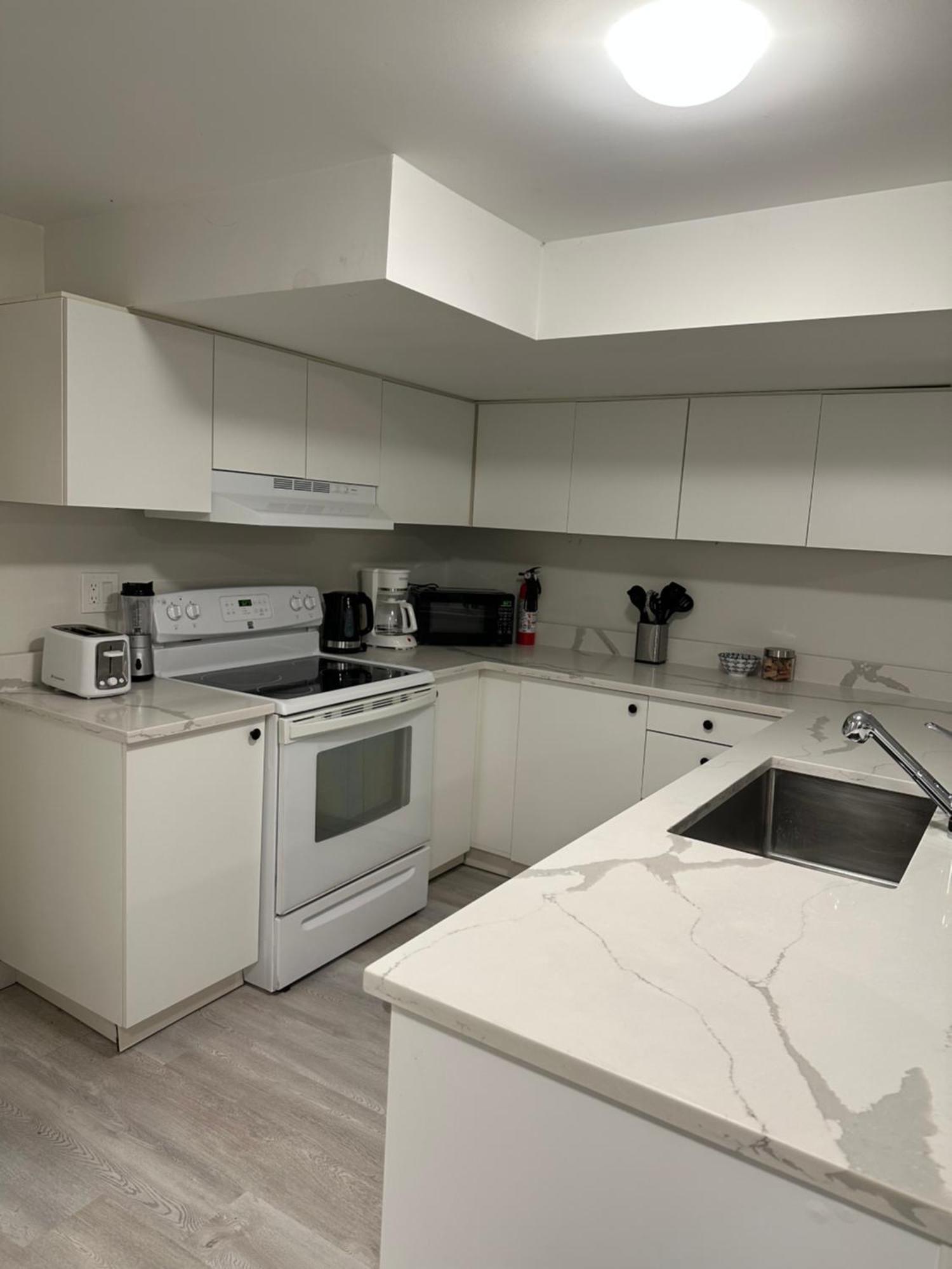 Comfy 2 Bedroom Near The Beach! Пикъринг Екстериор снимка