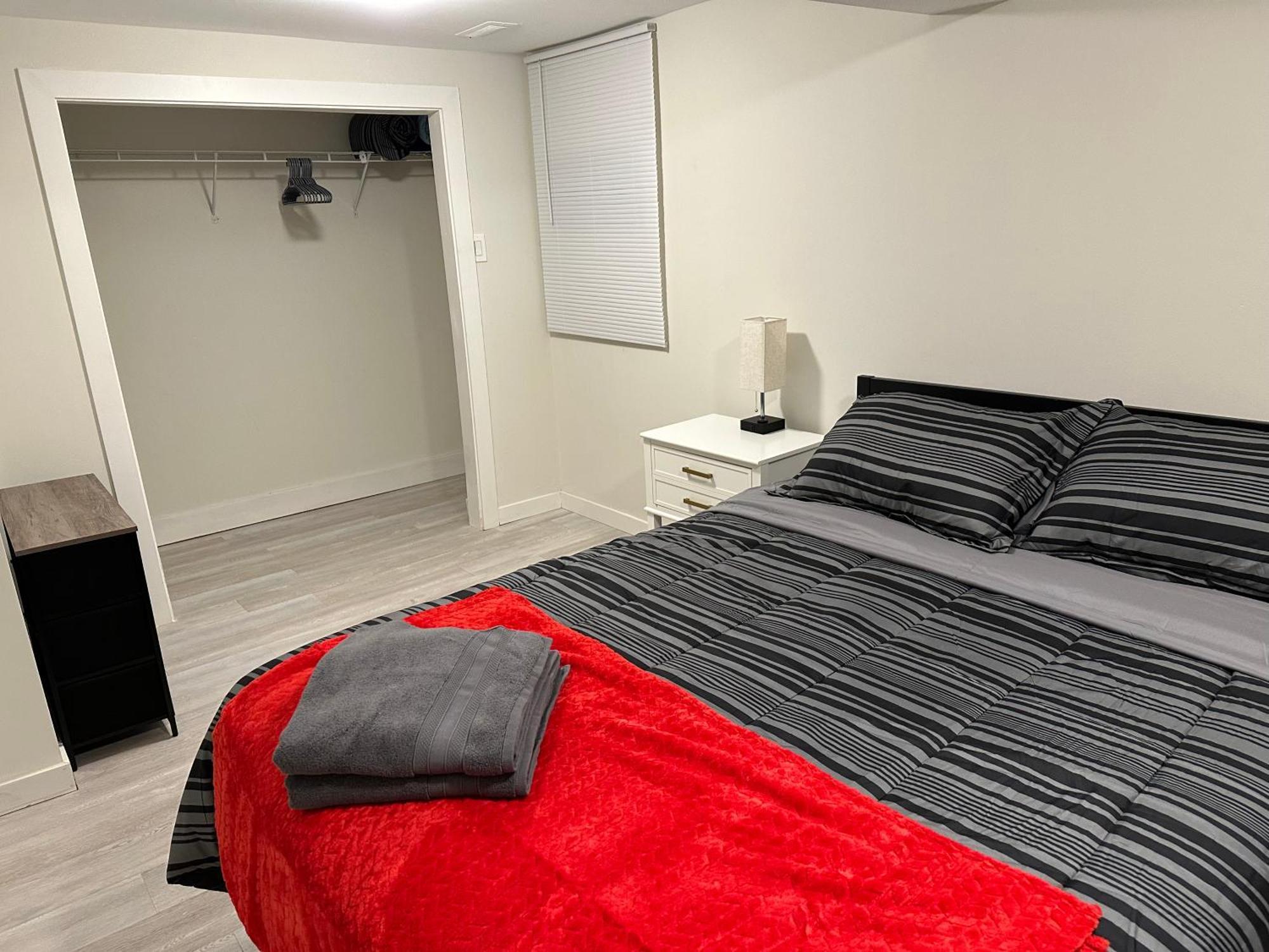 Comfy 2 Bedroom Near The Beach! Пикъринг Екстериор снимка